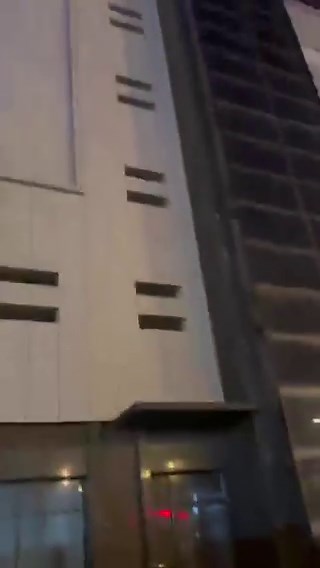 网传女的被轮后跳楼...网络爆料: 刚了解，昨天晚上迈阿密对面跳楼那个，艺校的，兼职迈阿密，被9个人轮奸。最小的16岁，最大的 21岁。今天全市大查