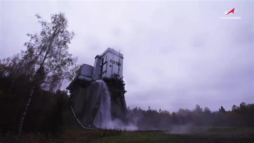 የሩሲያ ሶዩዝ-5 ሮኬት ወሳኝ የሆነውን የመጀመሪያ ደረጃ የሙከራ ተኩሶችን በተሳካ ሁኔታ አለፈ ሙከራዎቹ የተካሄዱት በሮስኮስሞስ የሮኬትና የጠፈር ኢንዱስትሪ ምርምርና ሙከራ ማዕከል ውስጥ ነው። ሮኬቱ በሩሲያ ውስጥ የተሠራው አርዲ-171ኤምቪ የተባለ የሮኬት ሞተር ተገጥሞለታል። ሞተሩ በነጭ ጋዝና በፈሳሽ ኦክስጅን የሚሠራ ሲሆን፣ 800 ቶን የሚመዝን የግፊት ኃይል ያመነጫል። የአርዲ-171 ኤምቪ ሞተር የሚጠበቅበትን 160 ሰከንዶች በተሳካ ሁኔታ ሠርቷል። ይህም የሶዩዝ-5 ተሸካሚ ሮኬት የበረራ-ንድፍ ሙከራዎች እንዲጀመሩ መንገድ ይከፍታል ሲል ስፑትኒክ ዘግቧል። የአዲስ አድማስ የማኅበራዊ ትስስር ገጾችን ይቀላቀሉ ===== አዲስ አድማስ https://bit.ly/2V1zyZQ ፌስቡክ↠ https://bit.ly/2V0I6jx ትዊተር↠ https://bit.ly/33fDhaP ቴሌግራም↠ https://