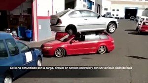 La insólita imagen de un coche circulando en sentido contrario con otro vehículo encima suyo en Las Palmas