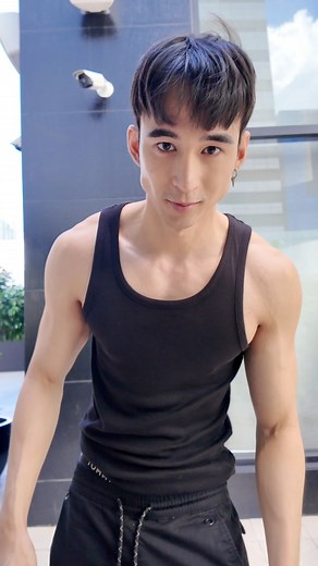 Outgoing online, super shy offline | Rucas Cutler