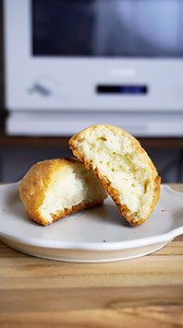 syun cooking on Instagram: "【材料2つ】トースターで作る！袋で爆速パン作り方！ 材料 ◯爆速パン ・ホットケーキミックス150g ・ヨーグルト80g 1.袋にホットケーキミックスとヨーグルトを入れて混ぜる。 2.天板に生地を絞る。 3.1000wのトースターで5分焼き、アルミホイルを被せて20〜30分焼く。 4.しっかりと粗熱を取る。 #簡単レシピ #簡単料理 #お菓子作り #手作りお菓子 #お菓子レシピ #スイーツレシピ #レシピ動画 #簡単おやつ #syuncooking #パン"