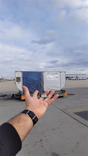 Mo T - The Airport Guy on Instagram: "Did you know that each ULD has a unique identification code typically a combination of letters and numbers for example AKE 12345AA might refer to a specific container owned by American Airlines. This acts as a license plate allowing tracking worldwide"