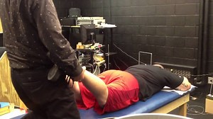 Dr. Stuart McGill demonstrates a Prone Traction technique to help alleviate lumbar spine discogenic symptoms in Powerlifter patient | Elite Performance Institute