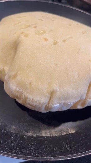 Fatou Amri on Instagram: "Batbout et tajine viande &oignons fait maison,un délice😋 #PlatGourmand #faitmaison #tajine"