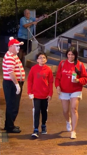 You could feel the laugh coming 😂 Tom mime Seaworld #seaworldmime #tomthemime #funnyvideos