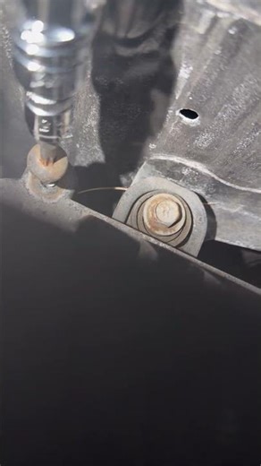 Socket set twisting bolt to replace the air filter in a 2010 Chevrolet equinox Lt.