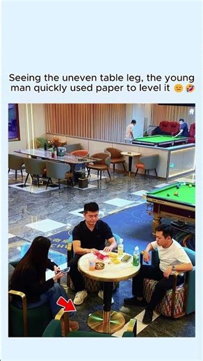 Seeing the uneven table leg, the young man quickly used paper to level it 😑🤣