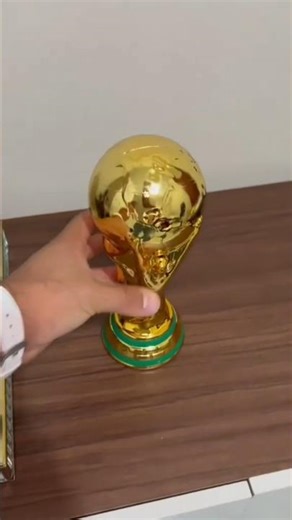 Essa réplica da Taça da Copa do Mundo vai voar! 😱🏆 #shorts