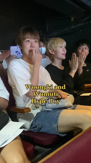 Wumuti y Woongki bailando Hype Boy de NewJeans