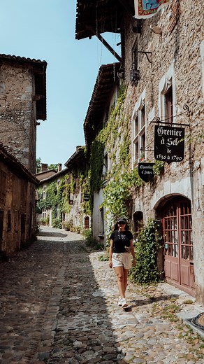 Sofía P. | Come Ama Viaja on Instagram: "✨ Hola desde Pérouges ✨ Este pueblo medieval está considerado como uno de los más bonitos de Francia. Su antigua fortaleza tiene su origen en el siglo XII. Perderse por sus calles empedradas es una auténtica pasada. 🫶🏽 Pérouges se encuentra a unos 40 km de Lyon, convirtiéndose en una excursión perfecta si vas a visitar esta ciudad francesa. 🇫🇷 Aparte de pasear y descubrir cada uno de sus rincones, no dejes de probar la galette de Pérouges, un dulce tí