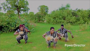 Le clip de l'artiste Sik Sak est disponible sur sa page Youtube https://youtu.be/21uu-1Pxiyc?si=lX8EyYYgzgpVFIUJ allons lui donner la force Félicitations à vous pour cette belle œuvre artistique . Vive la culture San | Dji Marc Koussoube