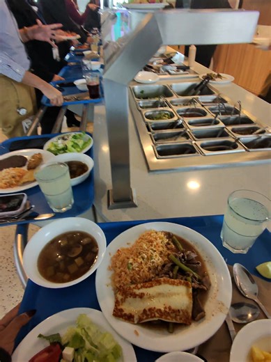 Respuesta a @joelid.1509 Pov: te sirves 5 platos y te los acabas Ahora había un poco más de gente y más ambienteee 😌 #lifestyle #raybanmeta #comedor #work #comida