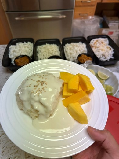 Here’s a glance of my day prepping for Mrauk Oo Dama Center(Chicago) food fair. #mango #stickyrice #CoconutCream #watergrass #drinks #fruits #foodfair #Arakanese #delicious #facebookreels | D Kar Bo