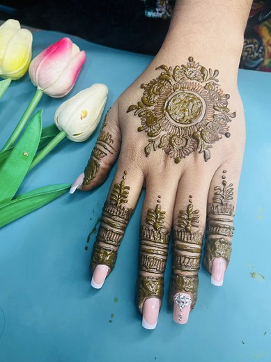 Stunning Eid Henna Design Inspiration: Lotus and Daisies