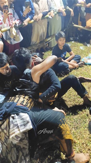 Shocking Trance Ritual! Indonesian Kuda Lumping Healing Goes Viral!