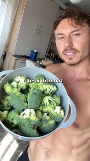 Aurel Șolea - 34 FIT | Expert în slăbire & eliminare celulită on Instagram: "🥦 Uite cum să fierbi brocoli corect: 3 minute în apă clocotită și își păstrează culoarea verde Trebuie să rămână crocant, nu moale! Tu consumi brocoli sau ti se pare de dieta?"
