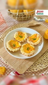 Golden, creamy, and melt in your mouth. These Cheese Custard Mini Peach Pies are the sweetest treat for both kids and adults! 🥹✨ Made with juicy Calanda Yellow Peaches, smooth custard, and flaky puff pastry 🤤 every bite is pure happiness! 🤍🍑 🥧 Cheese Custard Mini Peach Pies Recipe (±12 mini pies) Base: • puff pastry sheet (defrost & cut to fit mini pie cups) Custard Cheese Filling: • 200 ml full cream milk • 100 ml whipping cream (optional – you can replace with milk) • 2 egg yolks • 40 g s