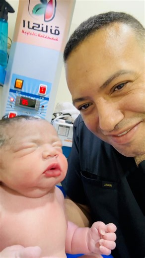 #baby and doctor selfy after birth | اسلام الدح