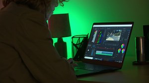 驰为AeroBook Plus，15.6寸4K分辨率英特尔I5笔记本官方宣传片