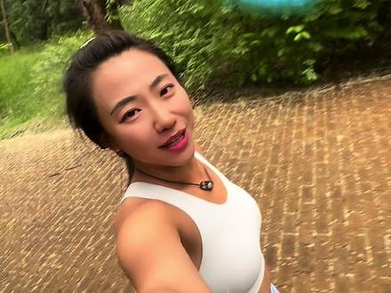 小长假归来 Talk Vlog。#UTO #UTO悠途 👙舒适luo感空气般光滑轻柔，蜂巢UU杯塑形效果upup🥰 🩳 双重防走guang，收纳手机短袖能量胶妥妥的#奥索 #奥索护膝 骨架支撑，膝盖软硅胶环绕，有压缩性能支撑我们跑得更远 跑得更稳