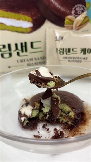 FOOD HACK! I was today years old when I learned how to eat Korea's Choco Pie the right way! #lifehack #hacks #chocolate #dessert #easyrecipe #marshmallow #snack #pistachio | When In Manila