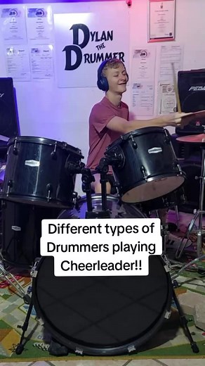 Diferentes tipos de bateristas tocando Cheerleader