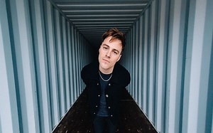 【英国】Tom Gregory - Footprints (Official Video 4K)