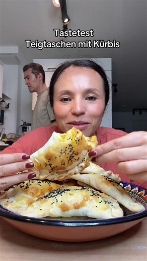 Kürbis-Teigtaschen Geschmackstest: Ein Paar in Essen probiert