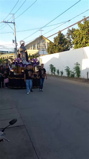 Sino si San Simon Makabayan Apostol? Si San Simon ay isang santo ng Romano Katoliko. Kabilang siya sa mga unang labindalawang alagad ni Hesus. Kilala rin siya bilang Simon na Cananeo at Simon na Makabayan. Tinawag siya ni San Lucas bilang Simon ang Mapagmalasakit (Simon the Zealot sa Ingles). Nangangahulugan ang salitang Cananeo (Cananaean sa Ingles) ng mapagmasakit, mapagmalasakit, masikap, masigasig, mabalasik, o