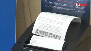 La fin du ticket de caisse, programmée le 1er janvier prochain, pose problème aux associations de consommateurs ! Aucun choix ne serait laissé aux clients. La dématérialisation des preuves d'achat qui permettrait, par ailleurs, aux commerçants de se constituer une base de données numérique. Une démarche moins écologique qu'il n'y paraît selon ses détracteurs. 🎥 Johan Rouquet, Anthony Despres et Jérémy Moreau | M6 Info