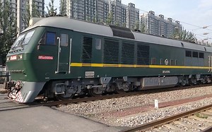 【铁路随拍(精选)】20180819 大Z溜轴换搭档，DF11Z-0004牵引T35/6车底(BSP+KD25K/青岛~北京)担当T5685(北京~秦皇岛)