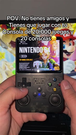 🚀 La consola retro que lo tiene todo Miles de juegos clásicos en una consola portátil: PS1, PSP, Game Boy, Nintendo y Arcade. Perfecta para jugar donde sea, revivir tu infancia o hacer un regalo brutal. Pantalla IPS, emulación fluida y diversión inmediata. ⚡ Enciendes y juegas. Así de simple. #consolaretro #r36s #juegosretro #gaming