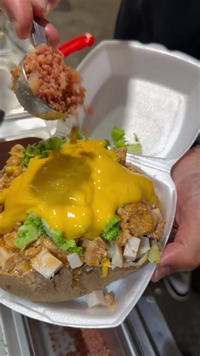 Para ordenar llamar al 787-612-6278 🍠🥔🔥 el @masterpotatocorozal haciendo su arte en el negocio ✨ #thefillingpotatoes #batatasasadas #papasasadas #papasasadas #LaObrera🥔