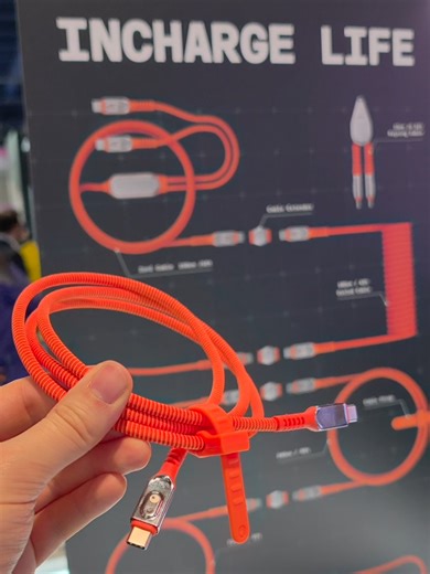 Une caméra rétro et un câble garanti à vie made in 🇨🇭