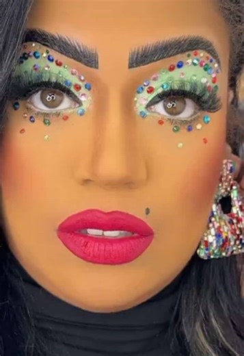 Diamonds & Green Glam 💎💚 ✨ Products Used: • Foundation: Juvias Place • Primer: MAC Cosmetics Studio Radiance • Highlight/Conceal Pen: MAC Everyday Wear Pen – NC45 • Concealer: Juvia’s Place I Am Magic – Shade 16 • Setting Powder: One/Size Beauty Sweet Honey 🍯 MAC Studio Fix (Under Eyes: NC42) • Brow Shaping Concealer: MAC Studio 24 Liquid – NC43 • Brows: Black liquid liner • Eyes: Kim Chi Cosmetics Blend Bunny Palette, diamonds nail art (applied with Duo Glue) ✨ ❤️ Red Lip Combo: • Lipstick: 