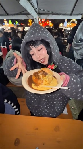 ヨシダ リン on Instagram: "外苑前のX'mas market行ってきた🎅🏻🎄 クリスマスソングに包まれながら食べて飲んで最高だったよ〜🧤✨ 普段ビール苦手でハイボール女だけど、今日はビール飲んでみた(*ฅ́˘ฅ̀*)♡🍻マンゴービールめっちゃ美味しい🫧ྀི ⁡ あっという間にクリスマスくる〜♪♪♪ たのしみだなっっ🍀*゜ #外苑前 #東京クリスマスマーケット #クリスマスマーケット #xmas #クリスマス #クリスマスコーデ"