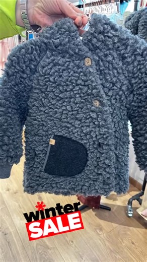 Klapperstorch® Umstandsmode Stillmode Babybekleidung on Instagram: "Ich sag nur eins ‼️‼️ Auf die Schnäppchen fertig los ‼️😅 Wir haben noch eine tolle Auswahl an Sale Sachen und die ein oder andere coole Mütze ist auch dabei. Also: Schaut euch unbedingt unser neues Reel an – da gibt’s einen kleinen Vorgeschmack auf die Sale-Schätze! Und noch besser: Kommt vorbei im Laden, sagt Hallo und shoppt euch glücklich – solange der Vorrat reicht! 🛍️ 💬 Was steht ganz oben auf eurer Sale-Wunschliste? Ver