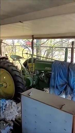 DESERTED JOHN DEERE TRACTOR