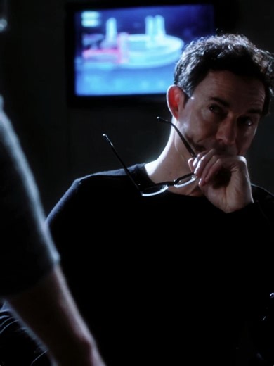 Barry Allen Meets Thawne in The Flash