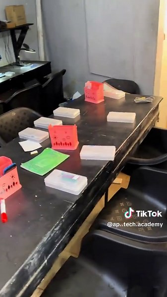 ⸻ 🔧 AP TECH ACADEMY – Forme les techniciens de demain 📱 🎓 Cours complets en maintenance smartphone ⚙️ Formation pratique support visuel coaching 📍 Réparations | Micro-soudure | Diagnostic iPhone | Déblocage 🚀 Rejoins notre communauté de futurs experts ! 📩 DM pour infos & inscriptions 📞 0596 03 01 80 📍 Lièvre Rouge (au portail)