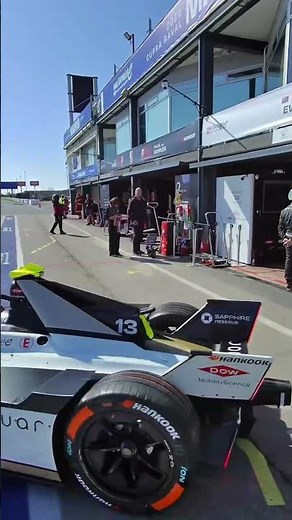 POV: you’re waving out Bryce for his first ever Formula E Rookie Test 👀
