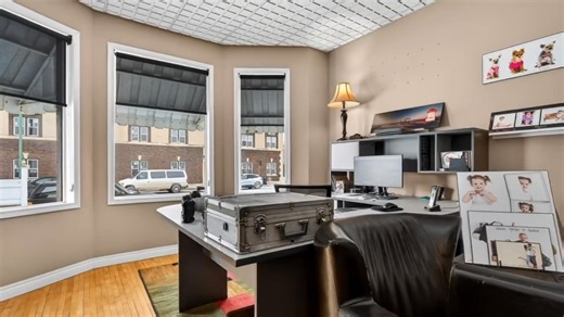 🏢 New Listing Spotlight — 70 Stadacona Street W, Moose Jaw Looking for a standout commercial property in a prime location? Check out this great opportunity from Gayland Panko of Panko and Associates / Royal LePage Next Level. 📍 Address: 70 Stadacona Street W, Moose Jaw, SK 🧰 Type: Versatile three-story commercial building 📐 Layout: Approx. 1,200 sq ft of retail space on the main level approx. 1,200 sq ft of office/studio space upstairs ✅ Highlights: Excellent downtown visibility Flexible lay