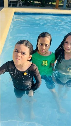 La piscina está bloqueada 😱😂 #shorts #video #viralvideo #comedy