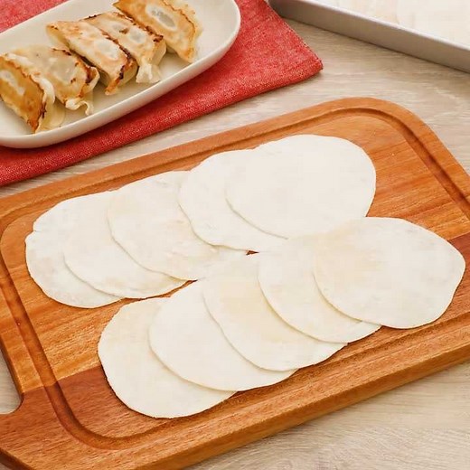 お家で手作り♪ 餃子の皮のレシピ動画・作り方 | デリッシュキッチン