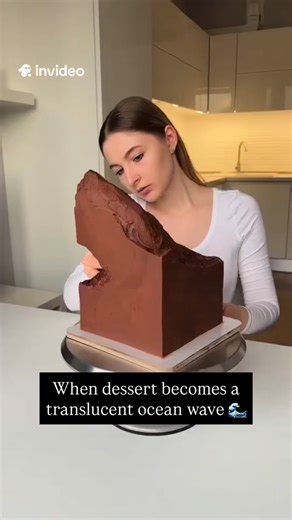 114K views · 36 reactions | This cake artist turns desserts into mesmerizing art pieces. She crafts “water illusion” cakes and jelly-cloud creations that look like floating oceans or sugar skies. Each design blends pastry mastery with artistic precision, making every slice feel like cutting through a dream. Artist: @oh.honeycake #art #cake #artist #baking | Art Viral | Facebook