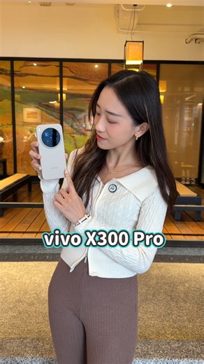 33K views · 519 reactions | vivo X300 Pro 快速開箱！從 2 億畫素的蔡司長焦，到全焦段 4K 120fps 慢動作， 這台手機帶著真的好好拍！ #vivo #x300pro #ZEISS #OriginOS6 | 電獺少女-女孩的科技日常 | Facebook