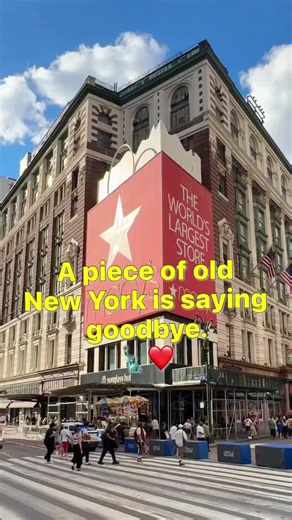 The iconic @Macy’s bag billboard has been confirmed to been removed as part of a makeover for the store. No official timescale has been put on it but the landscape of herald square will look different after over 60yrs of the billboard comes to an end. #newyorkcity #macys #heraldsquare #fypppppppppppppp #fy