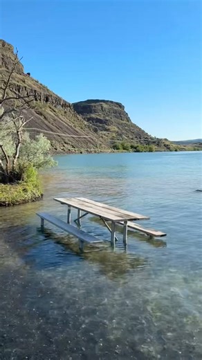 Veronika Patrashko on Instagram: "📍Sun Lakes Dry Falls State Park is a beautiful state park in Eastern Washington, perfect for camping or day use. You can swim, paddleboard, boat, or just hang out by the lake. It sits below the cliffs of what used to be the largest waterfall on Earth during the Ice Age. Now it’s a dry canyon that’s just as impressive to see."