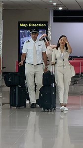 Ketika Pramugari dan Pilot Jalan Bersama Di Airport Pasti Kelihatan Anggun dan Gagah 😍 #pramugari #batikair #pramugaribatikair #pramugariindonesia #pramugaricantik #pramugarihits #pramugariviral #pramugaricantikbatikair #pramugaricantikindonesia #pramugariidola | Layesi Cian Tupanno