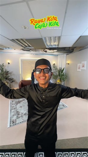 Ewahhh gantang tak yang ni guys? Cer comment sikit abang mana yang gantang🙂‍↔️🫶🏻abang ii ni gantang segak ii ni sebab photoshoot dekat studio kami hehehehe ada slot lagi hampa mai grab cepat #raya2026 #studioraya #bayanbaru #rayakitacarakita #penang
